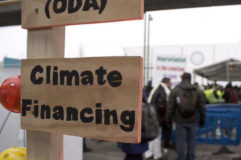 Klimaatfinanciering moet ervoor zorgen dat landen zich zowel aan de effecten van klimaatverandering kunnen aanpassen (adaptation), als zorgen voor oplossingen om de broeikasgassen te verminderen en klimaatverandering tegen te gaan (mitigation). (CC BY-NC-ND 2.0)